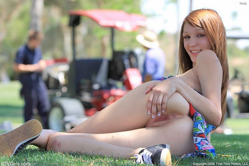 Joven exhibicionista mostrando todo al aire libre en el parque
 #75657674