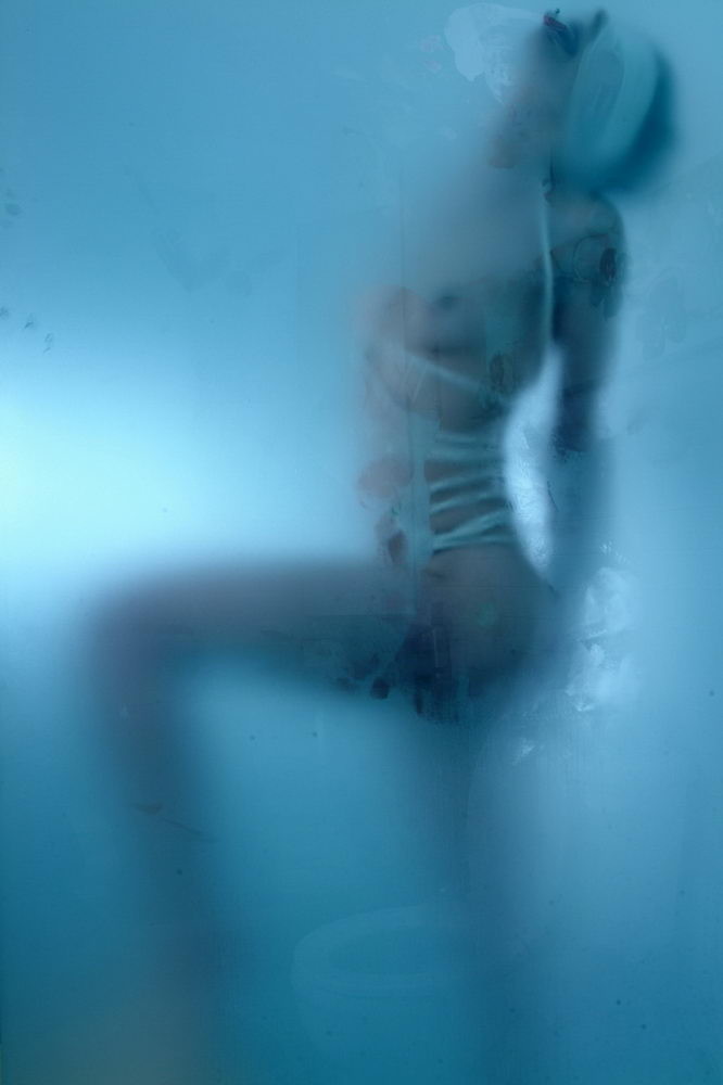Babe gefesselt und gefesselt in einer kalten Dusche.
 #72191096