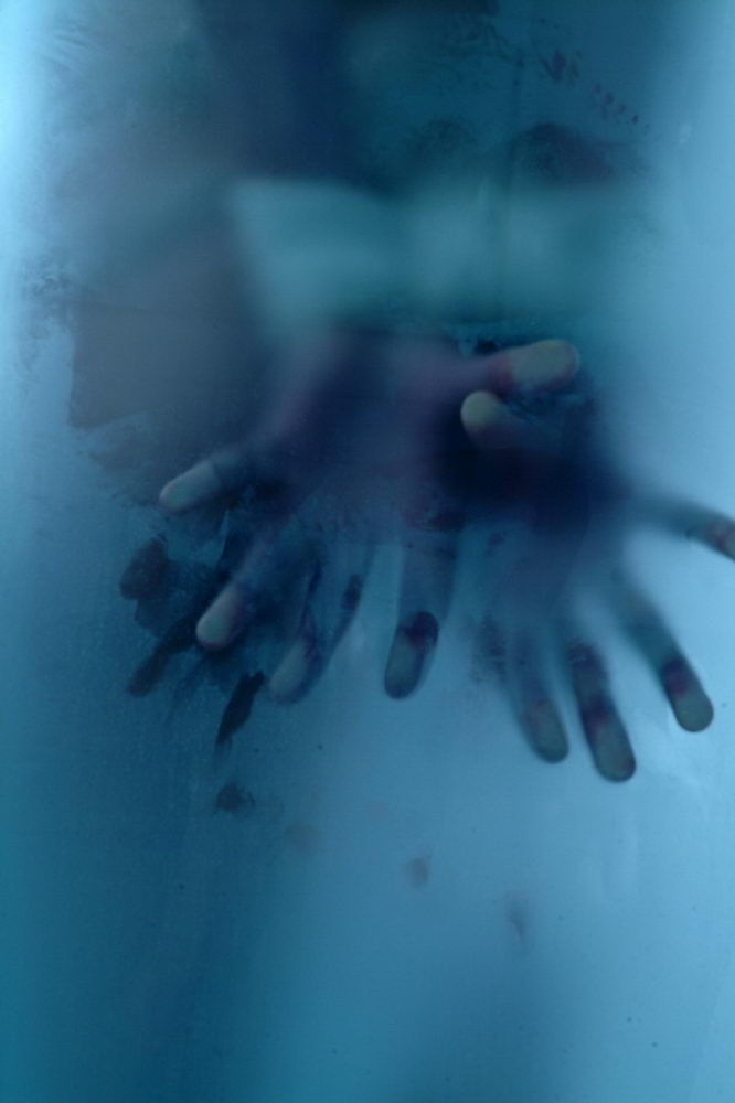 Babe gefesselt und gefesselt in einer kalten Dusche.
 #72191112