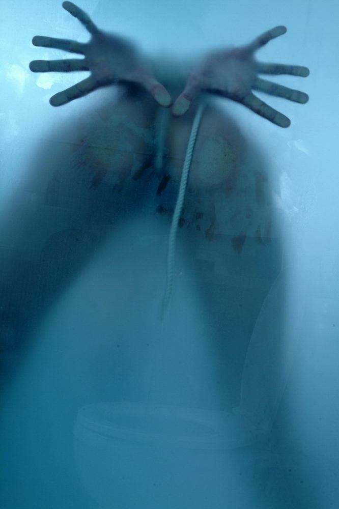 Babe gefesselt und gefesselt in einer kalten Dusche.
 #72191120
