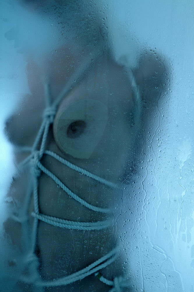 Babe gefesselt und gefesselt in einer kalten Dusche.
 #72191132