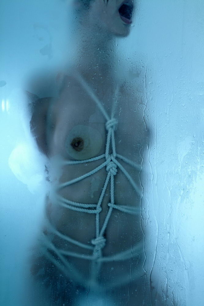 Babe gefesselt und gefesselt in einer kalten Dusche.
 #72191140