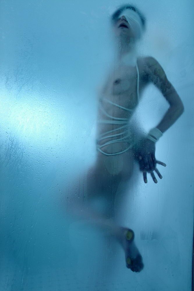Babe gefesselt und gefesselt in einer kalten Dusche.
 #72191156