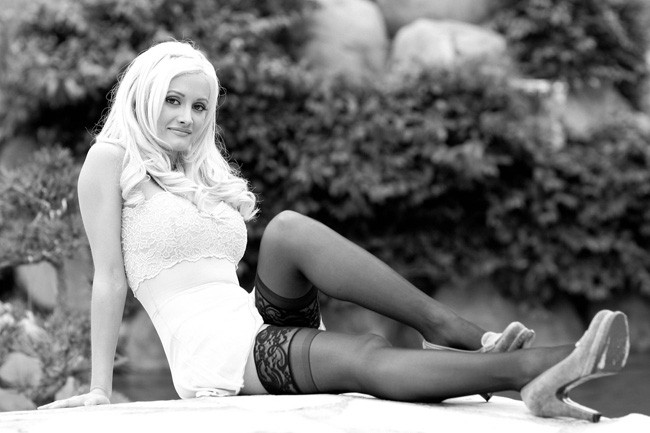 Blonde Schönheit Promi Holly Madison upskirt haarige Muschi
 #75406171