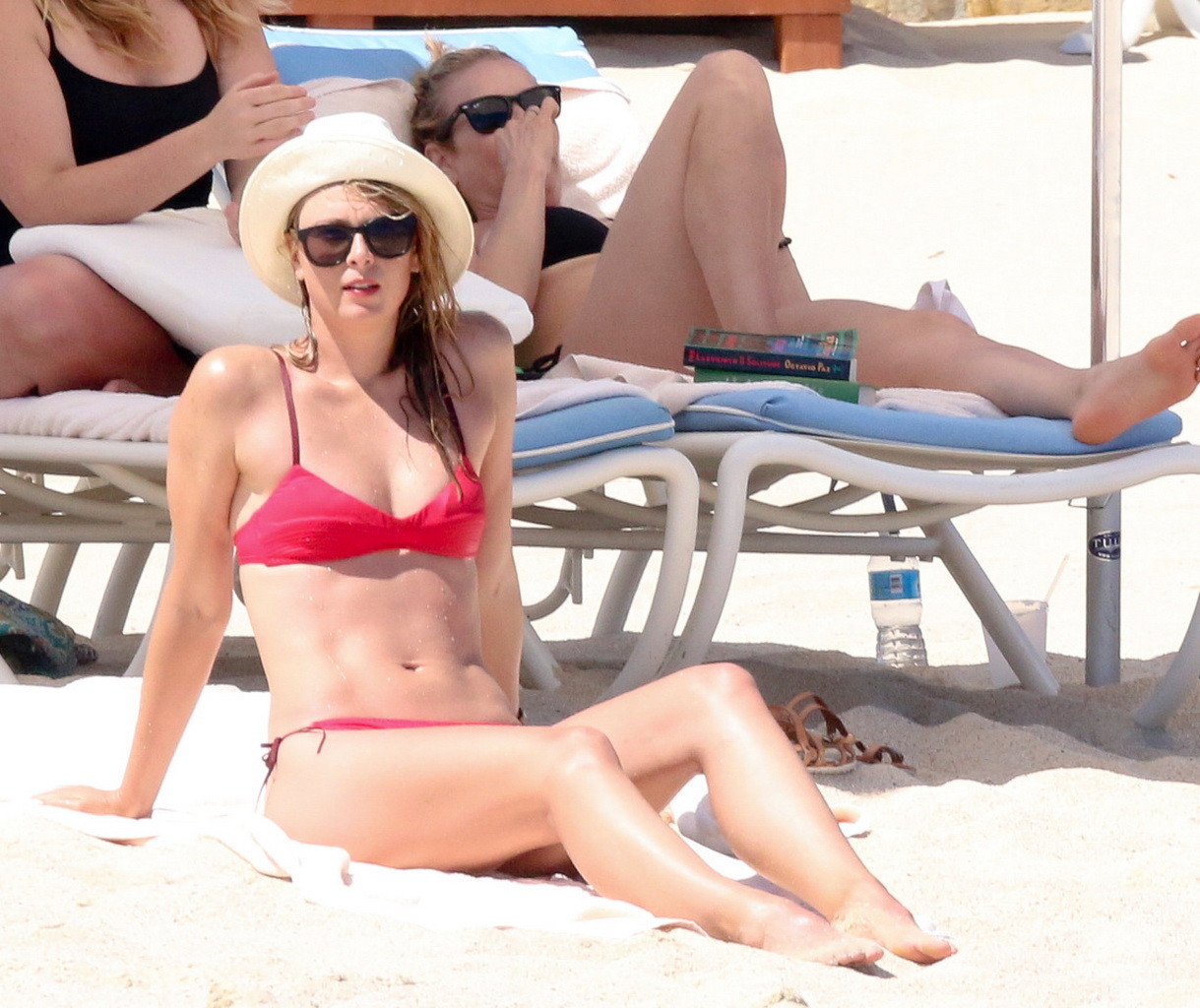 Maria Sharapova montre son cul sexy en bikini rouge et noir
 #75144758