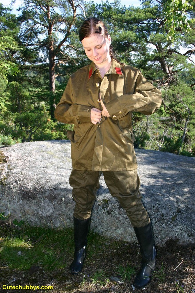 Ragazza sexy con grandi tette in uniforme dell'esercito russo
 #69727122