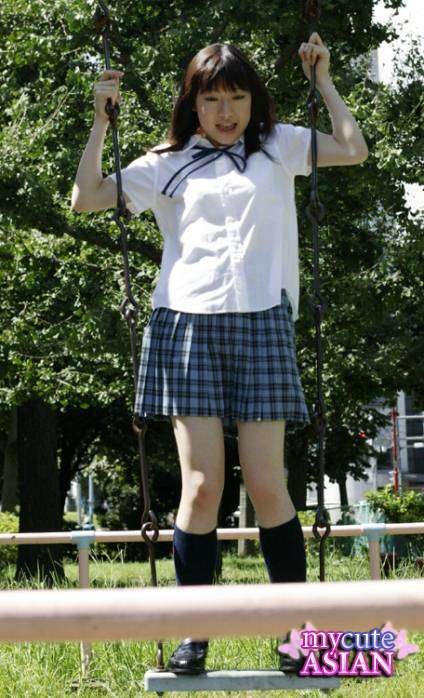 Estudiante japonesa en uniforme muestra su coño apretado
 #77868046