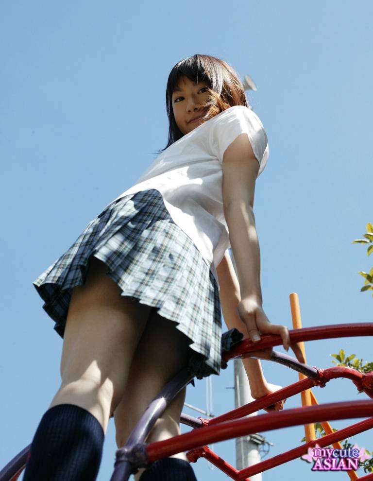 La studentessa giapponese in uniforme mostra la sua fica stretta
 #77868058