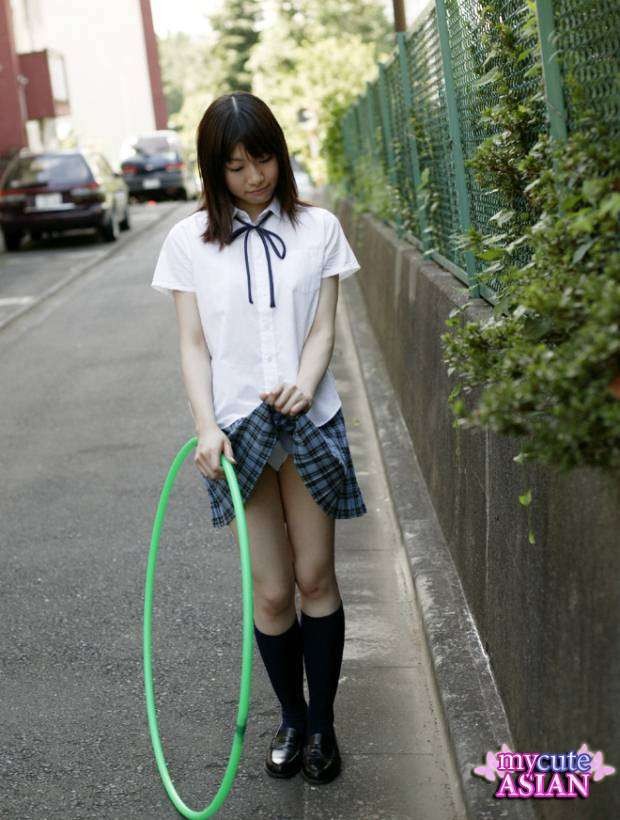 Une étudiante japonaise en uniforme montre sa chatte serrée.
 #77868096
