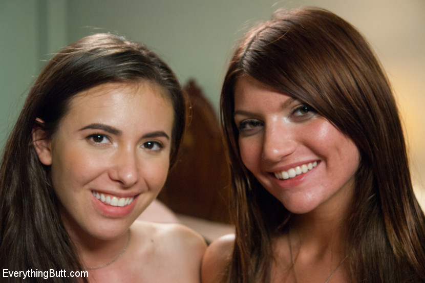 Deux filles super chaudes, Casey Calvert et Cassandra Nix, s'adonnent à leur jeu anal dans un bar. 
 #67063642