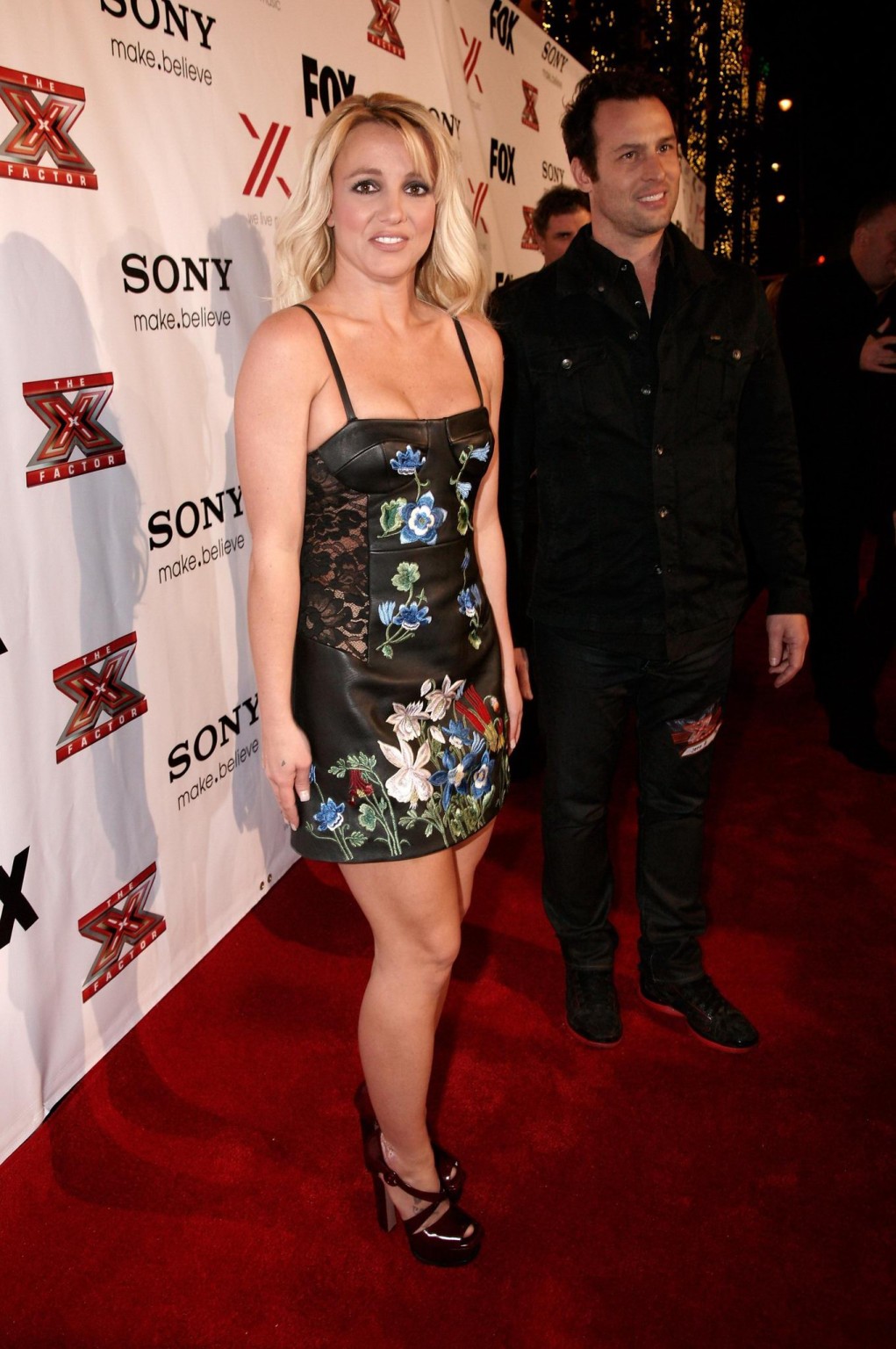 Britney spears vollbusig und langbeinig im tief ausgeschnittenen Minikleid beim X Factor Viewing Par
 #75246744