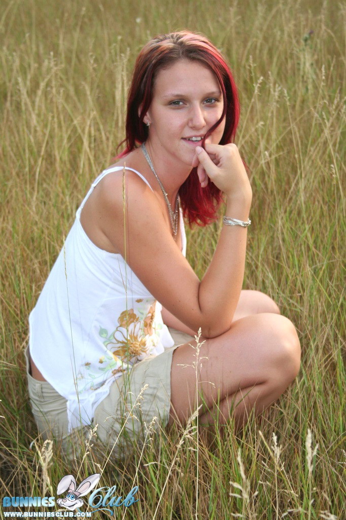 草の中のかわいい赤毛の女の子
 #68260342