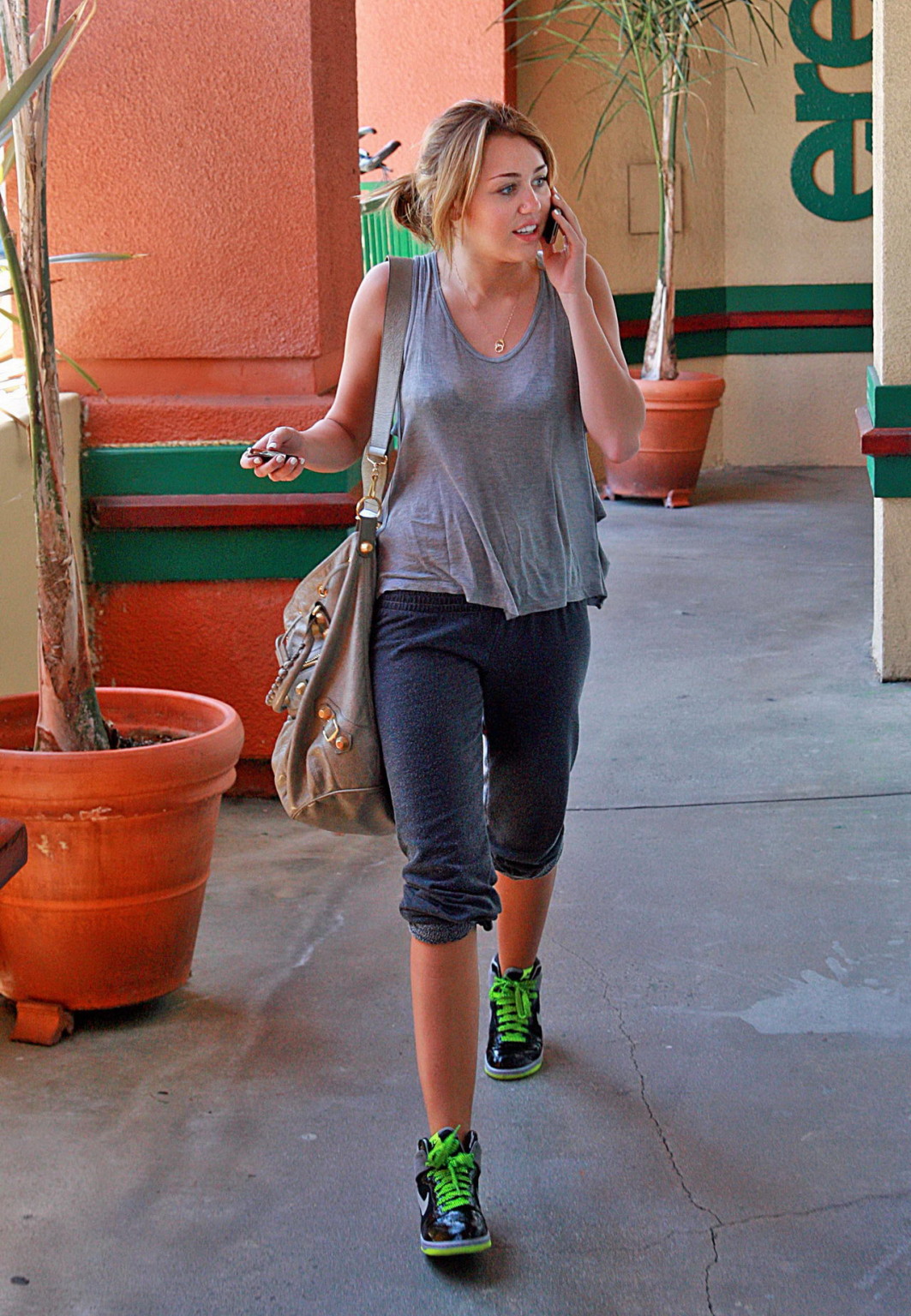 Miley Cyrus in reggiseno nero top see-through al negozio di alimentari naturali erewhon
 #75333057