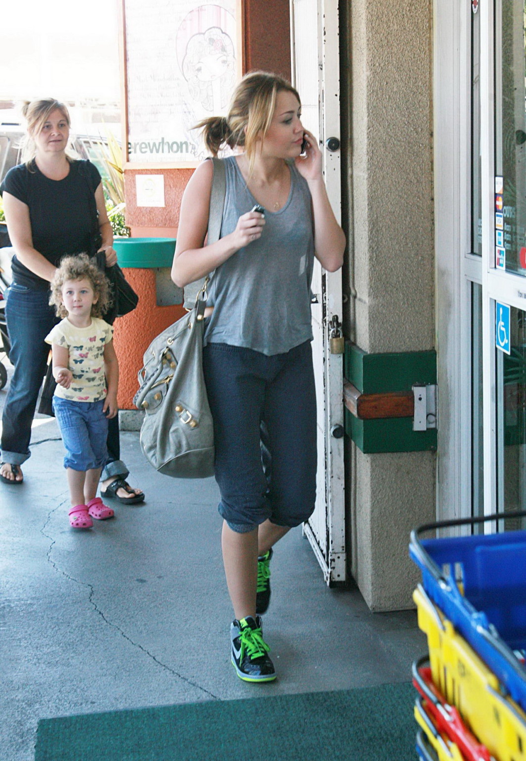 Miley Cyrus en soutien-gorge noir et haut transparent à l'épicerie erewhon natural foods
 #75333108