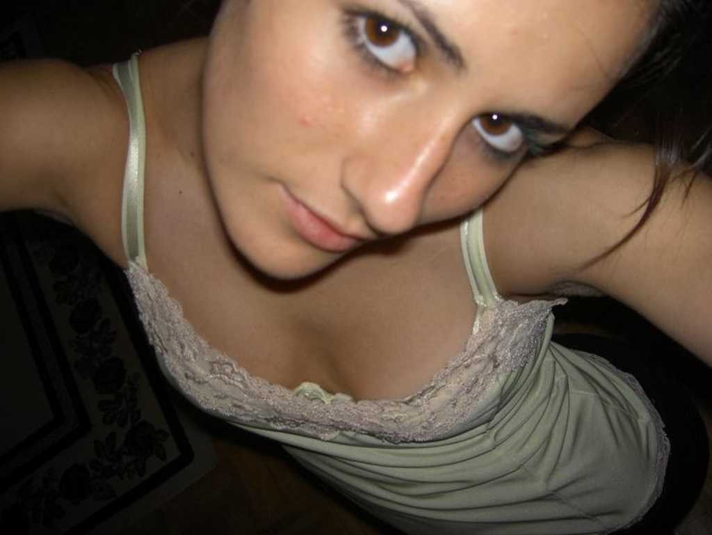 Fotos de una chica sexy mostrando sus tetas
 #68194878