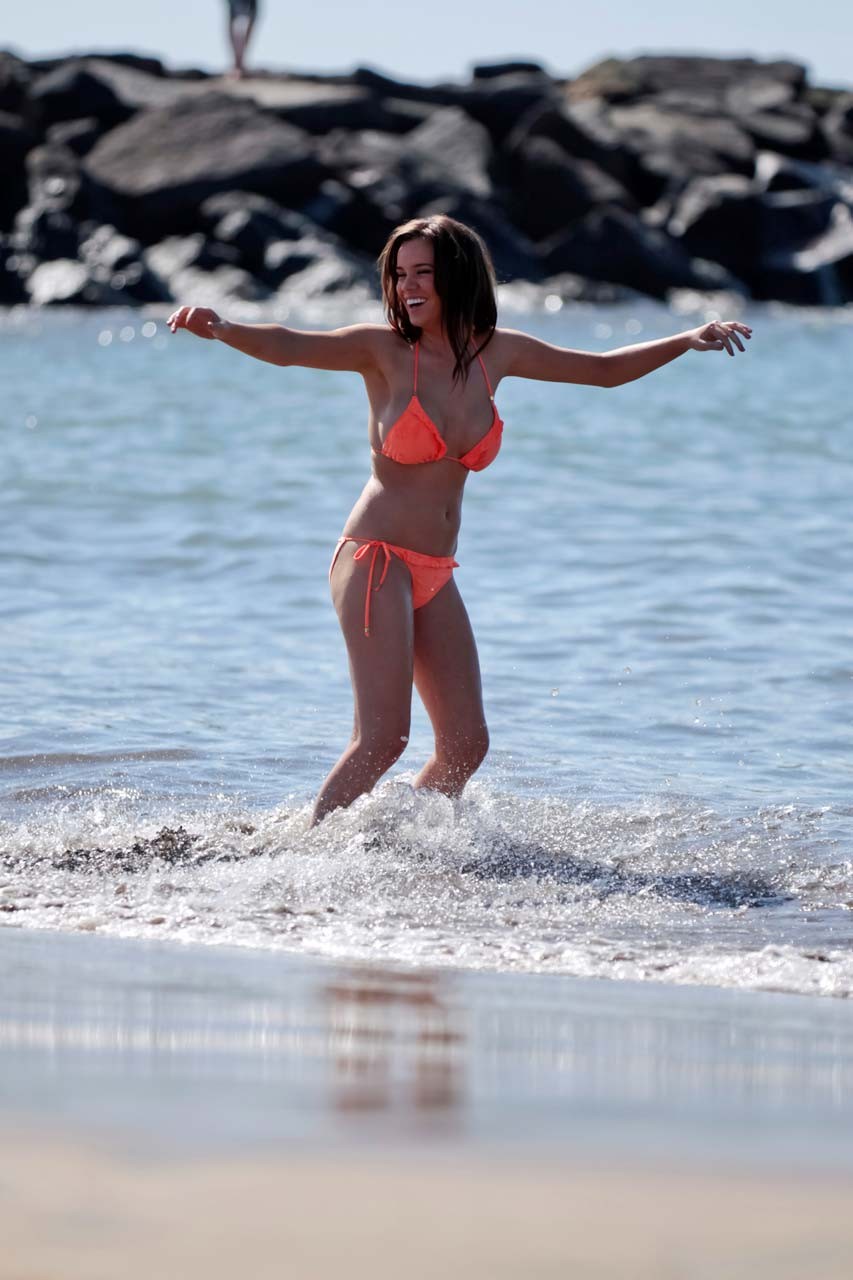 Maria fowler s'amusant sur la plage en topless et exposant ses énormes seins
 #75307395
