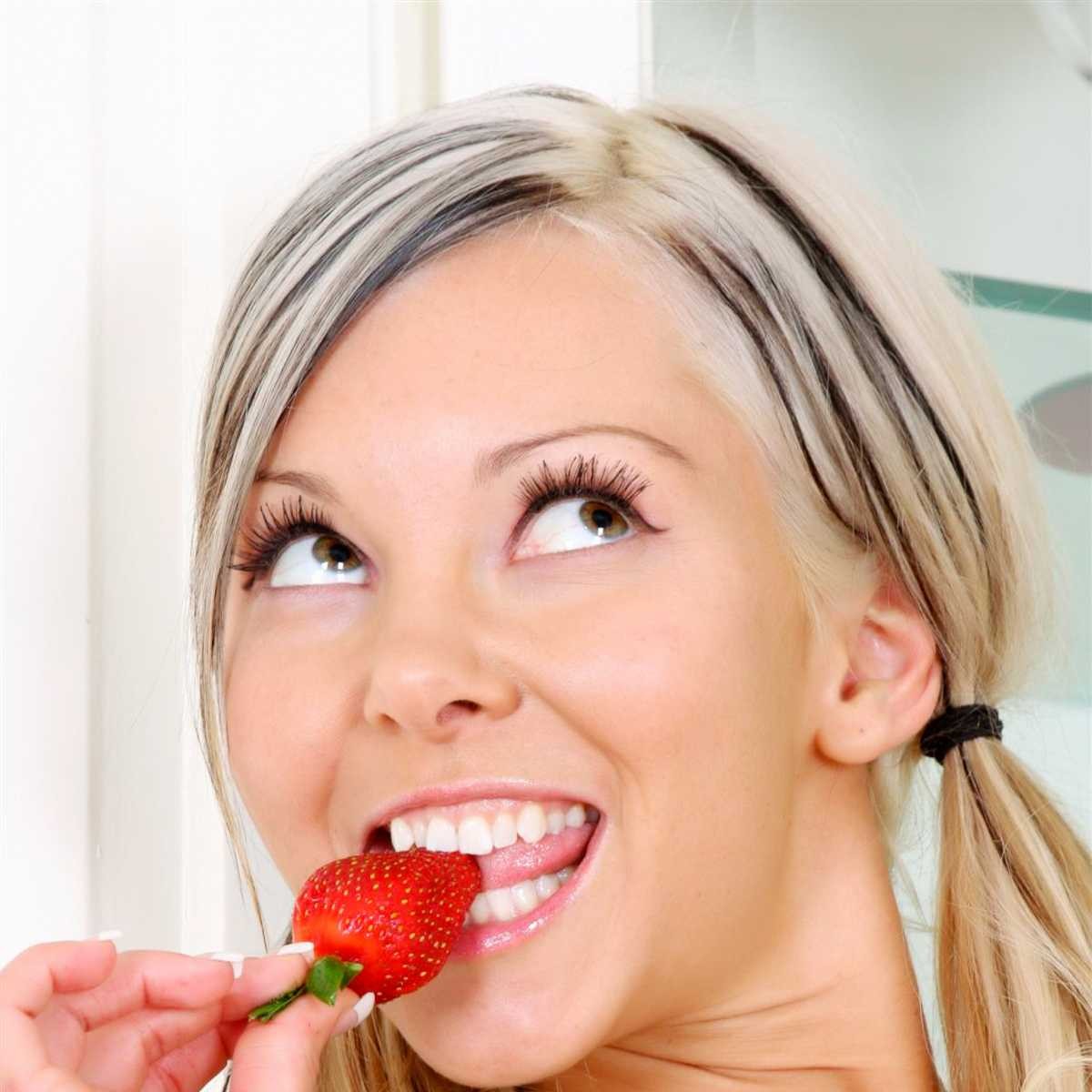 Aaliyah nur dessert sie ist bedeckt in Schlagsahne lutschen auf Erdbeeren und
 #77141428