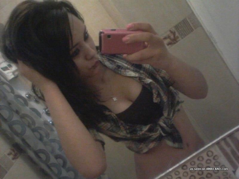 Joven latina apretada autofoto y posando con amigos
 #77030840