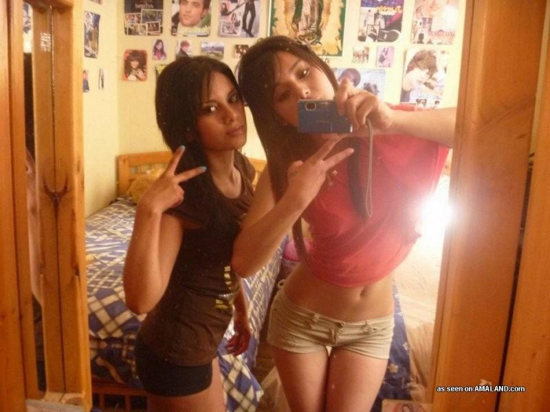 Joven latina apretada autofoto y posando con amigos
 #77030845