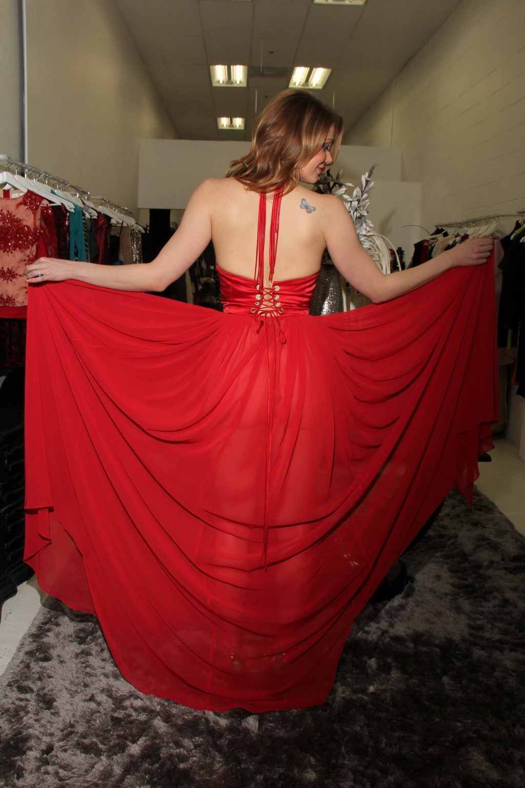 Maitland ward zeigt ein riesiges Dekolleté in einem knappen roten Kleid in ihrem Pre-Nye-Foto
 #75176318