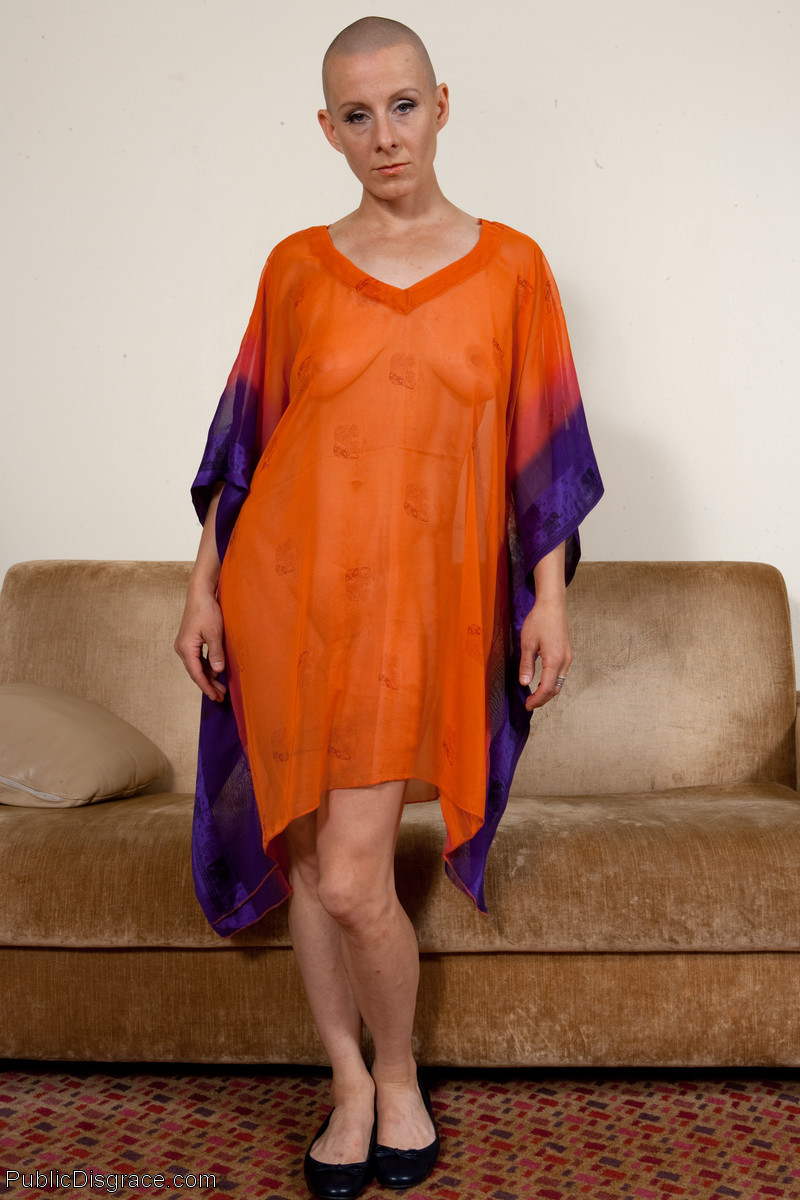 Esta lesbiana calva sólo quiere ver el coño para poder correrse, pero tiene que atender a todos
 #68540359