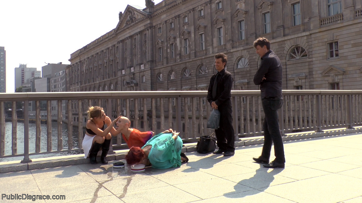 Esta lesbiana calva sólo quiere ver el coño para poder correrse, pero tiene que atender a todos
 #68540402