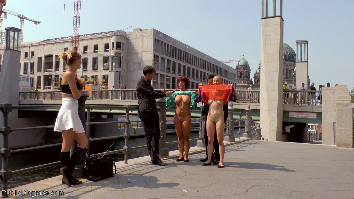 Esta lesbiana calva sólo quiere ver el coño para poder correrse, pero tiene que atender a todos
 #68540425