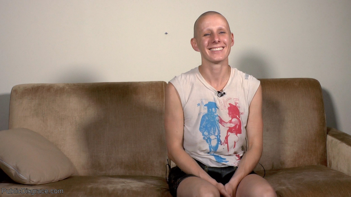 Esta lesbiana calva sólo quiere ver el coño para poder correrse, pero tiene que atender a todos
 #68540543