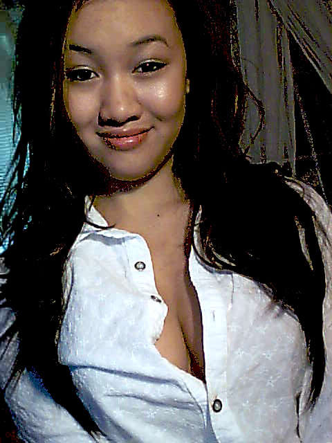 A really sexy and curvy Asian hottie with nice tits bares them for the camera #68371588