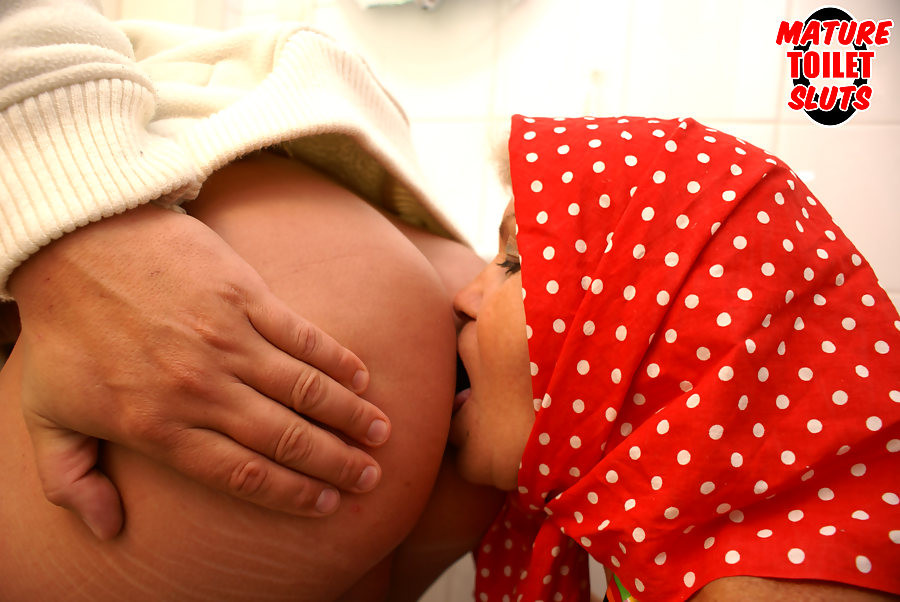 Une grand-mère aux gros seins taille une pipe à un étranger dans les toilettes.
 #77244286