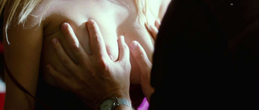 キラ・ミロ、映画の中で巨乳を披露し、ビキニでセクシーな姿を見せる
 #75339173