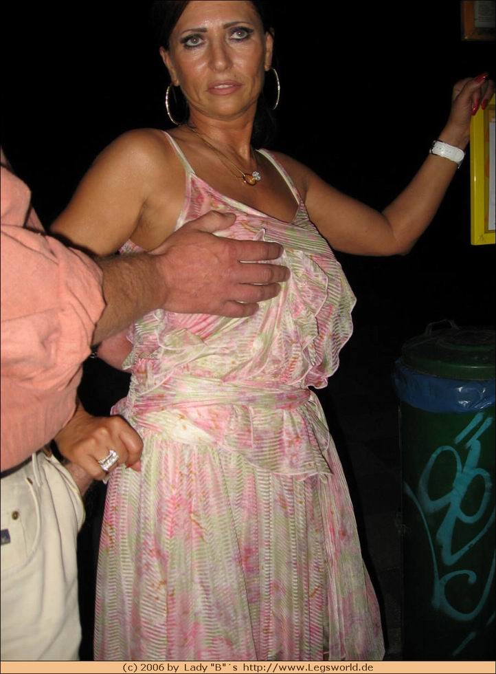 Femme allemande aux gros seins branlant deux gars chanceux en public.
 #76482083