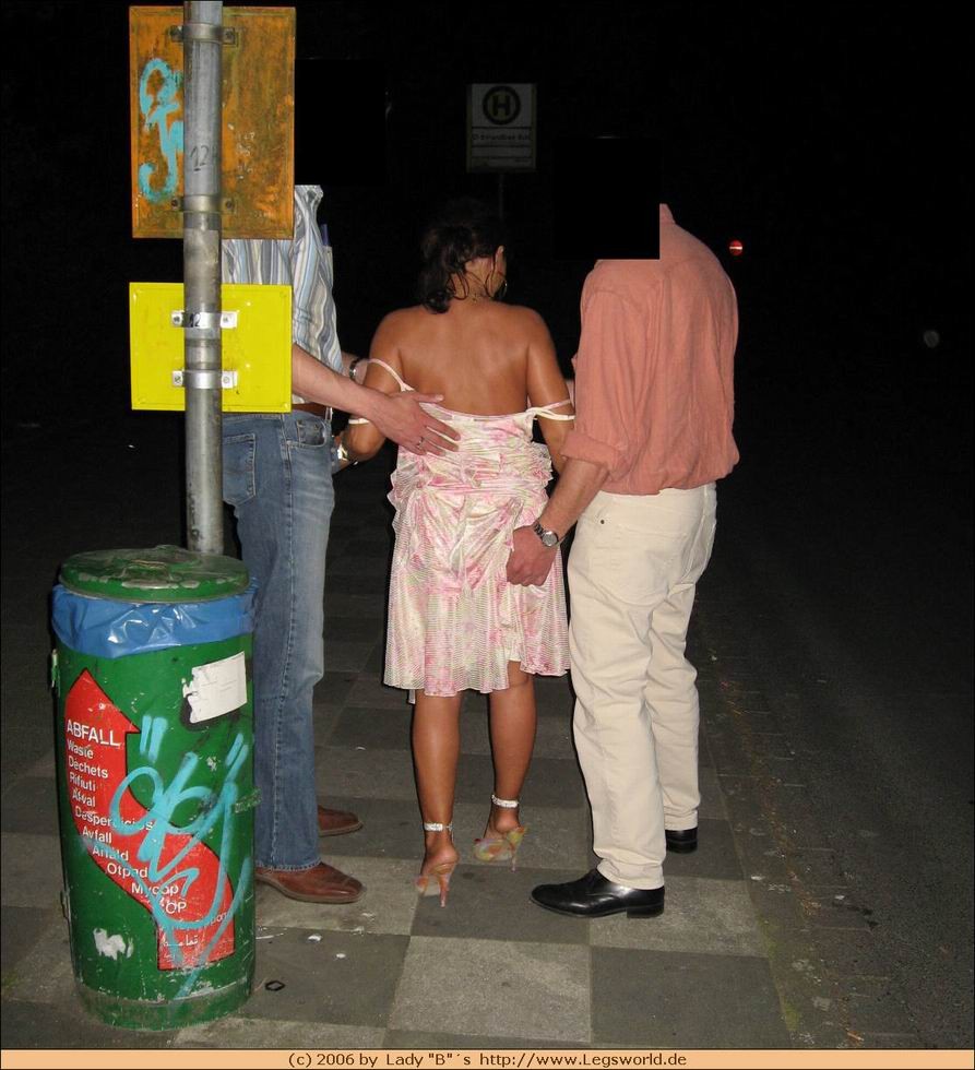 Femme allemande aux gros seins branlant deux gars chanceux en public.
 #76482114
