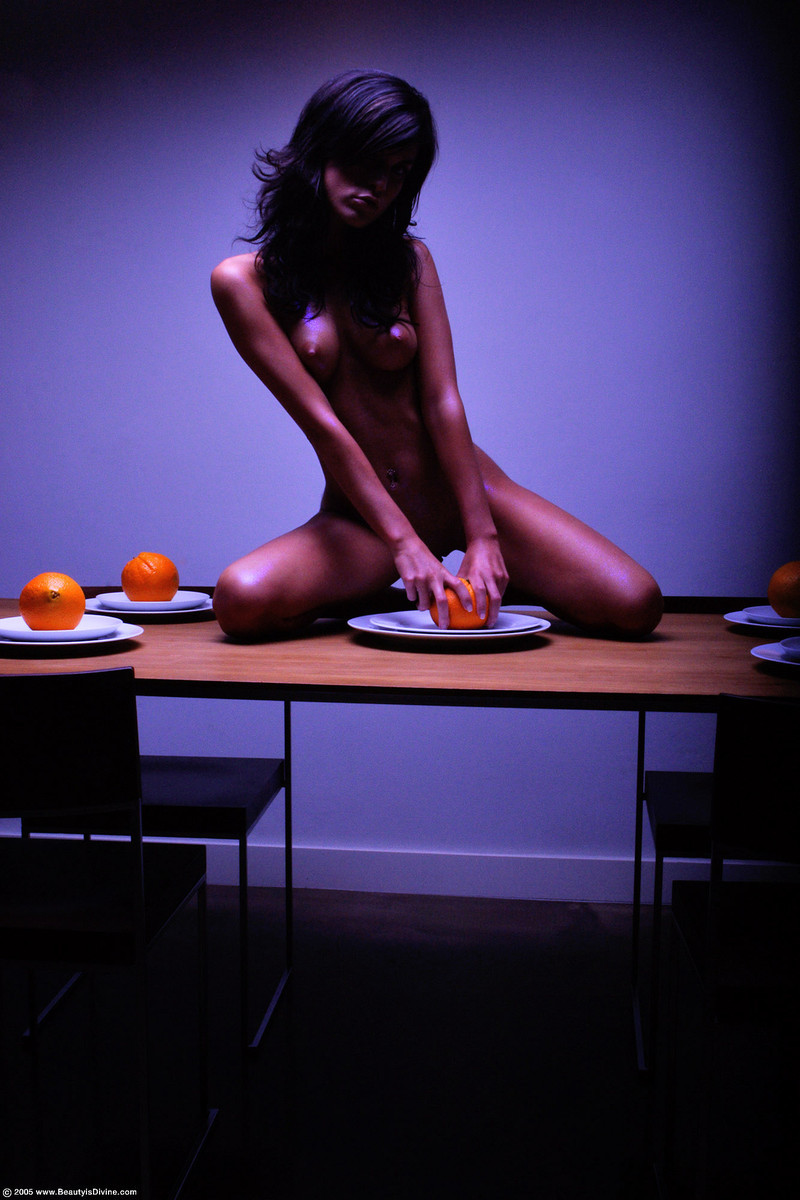 Hermosa modelo joven desnuda con fruta
 #69731412