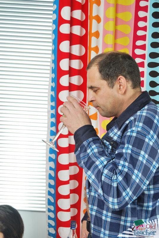 Estudiante se inclina para dos viejos maestros calientes
 #76792305