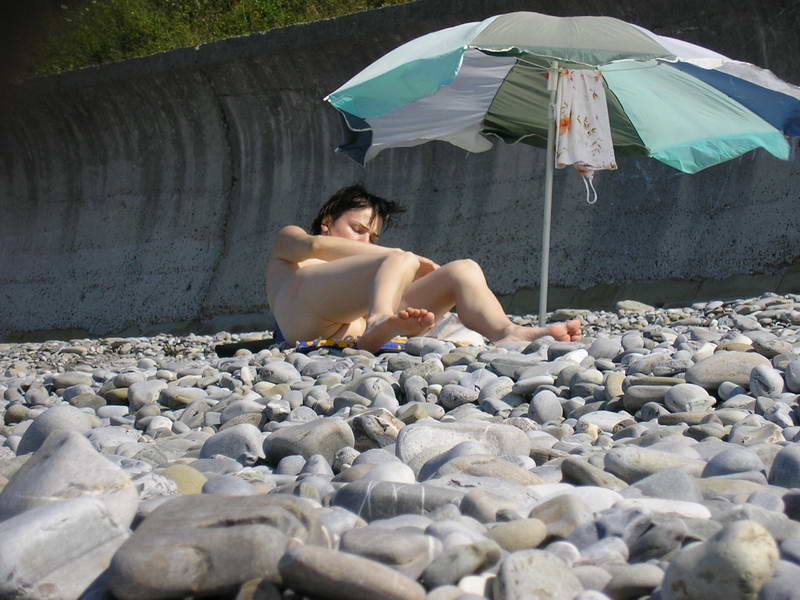 Teen-Nudisten machen sich nackt und heizen einen öffentlichen Strand auf
 #72252281