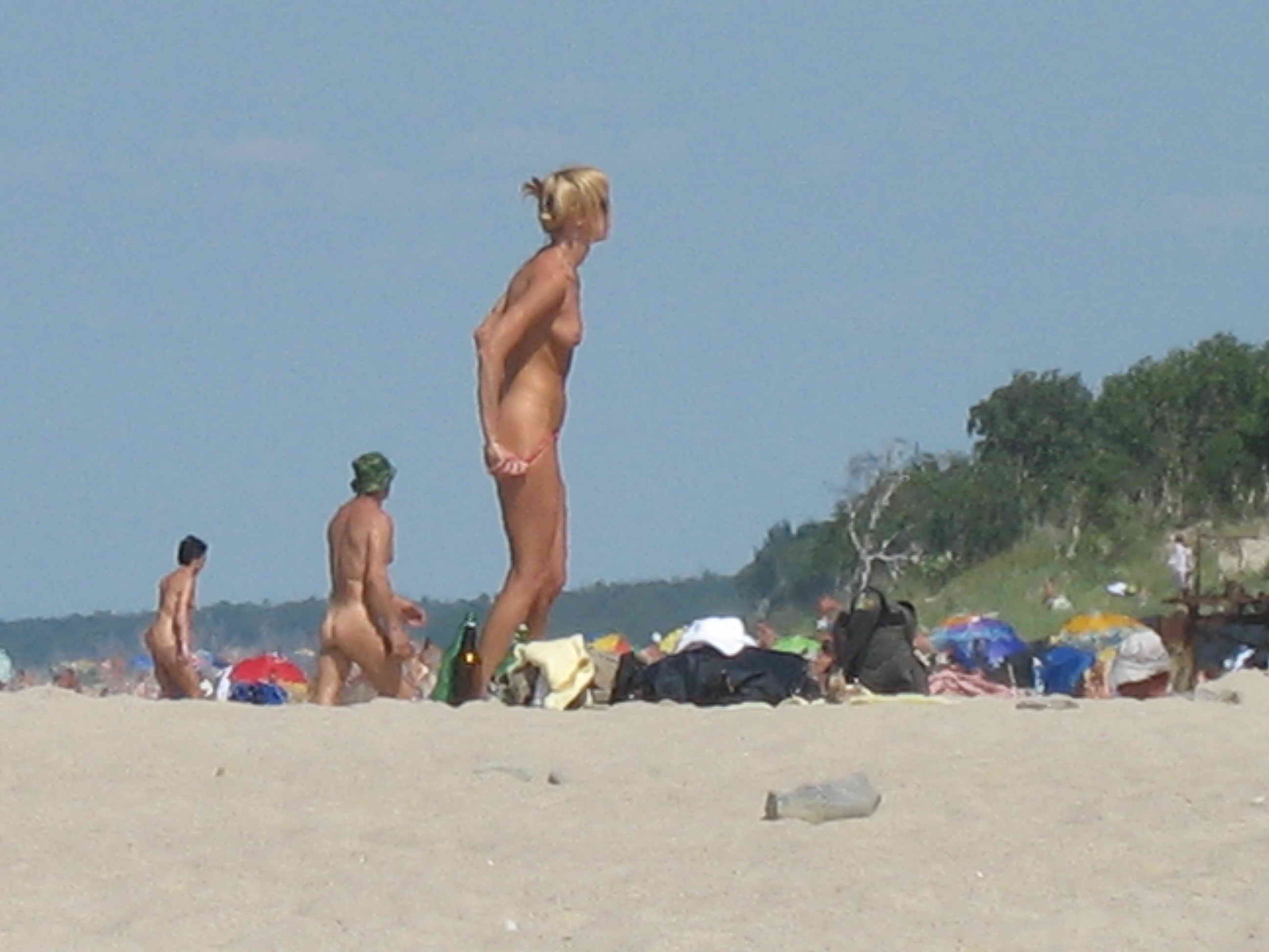 Des ados nudistes se mettent à nu et chauffent une plage publique
 #72252314