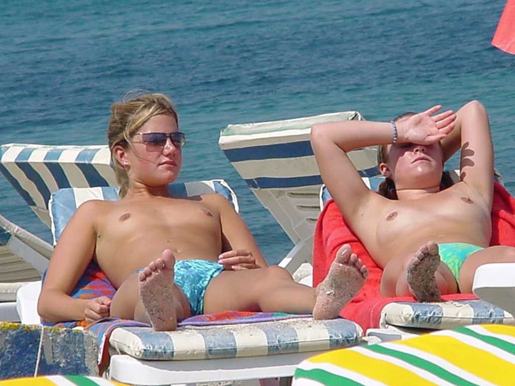Teen-Nudisten machen sich nackt und heizen einen öffentlichen Strand auf
 #72252327