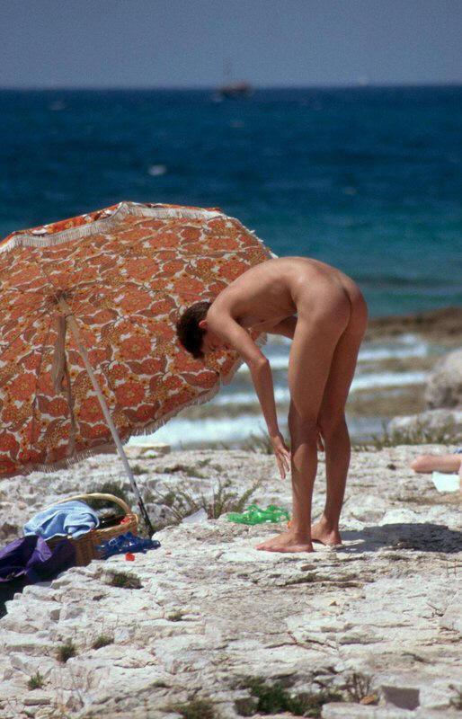 Des ados nudistes se mettent à nu et chauffent une plage publique
 #72252352