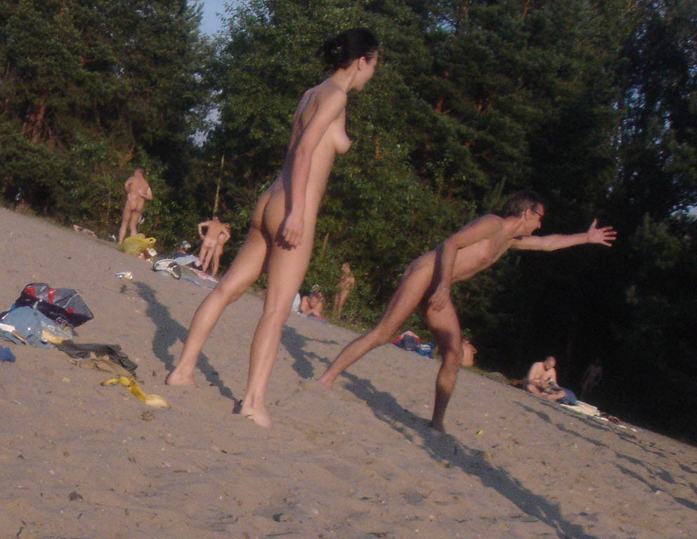 Teen-Nudisten machen sich nackt und heizen einen öffentlichen Strand auf
 #72252359