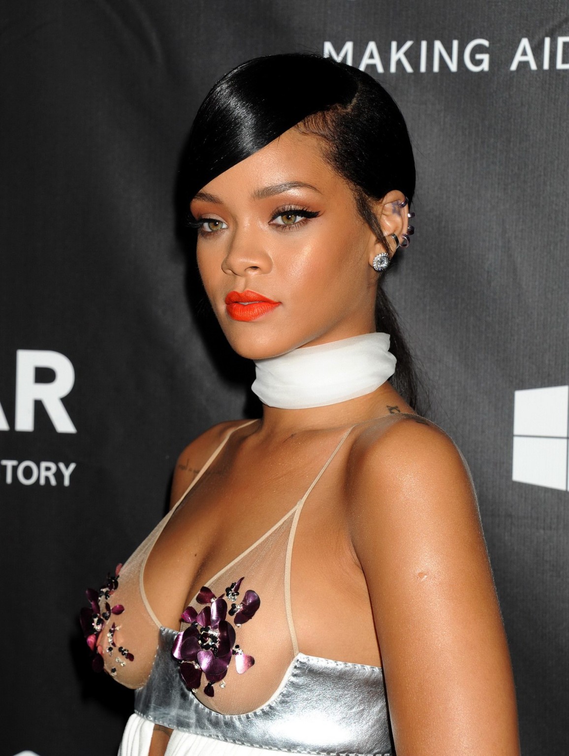 Rihanna zeigt ihre Brüste in einem durchsichtigen Kleid bei der amfar la inspiration g
 #75182439