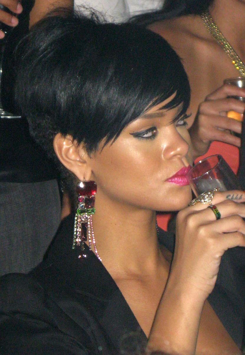 Rihanna bedeckt ihre nackten Ebenholz-Titten mit Gips
 #75390063