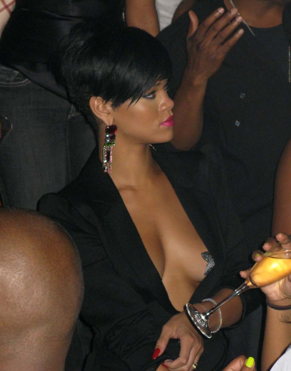 Rihanna bedeckt ihre nackten Ebenholz-Titten mit Gips
 #75390085