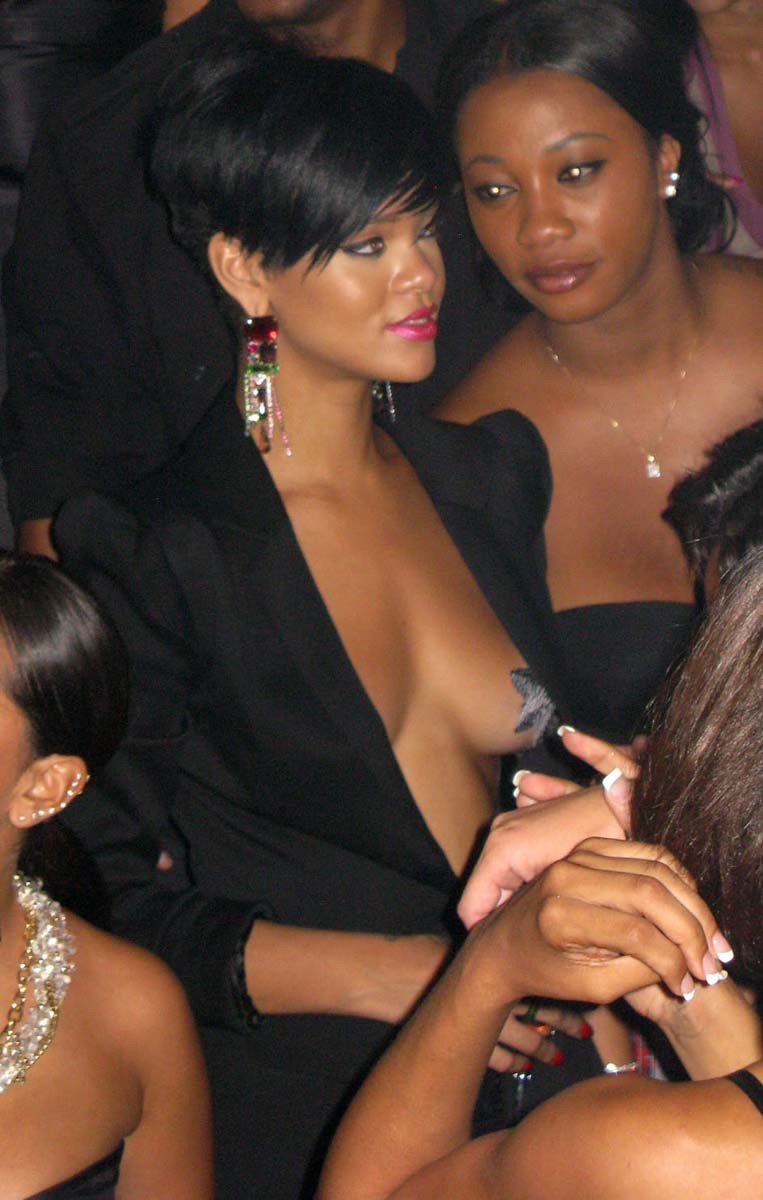 Rihanna bedeckt ihre nackten Ebenholz-Titten mit Gips
 #75390090