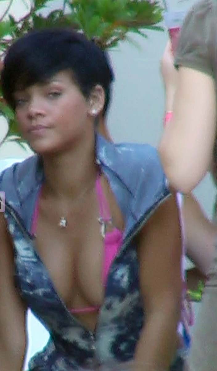 Rihanna bedeckt ihre nackten Ebenholz-Titten mit Gips
 #75390097