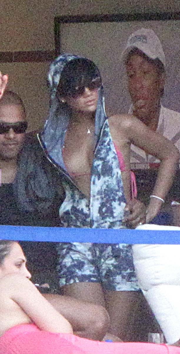 Rihanna bedeckt ihre nackten Ebenholz-Titten mit Gips
 #75390101