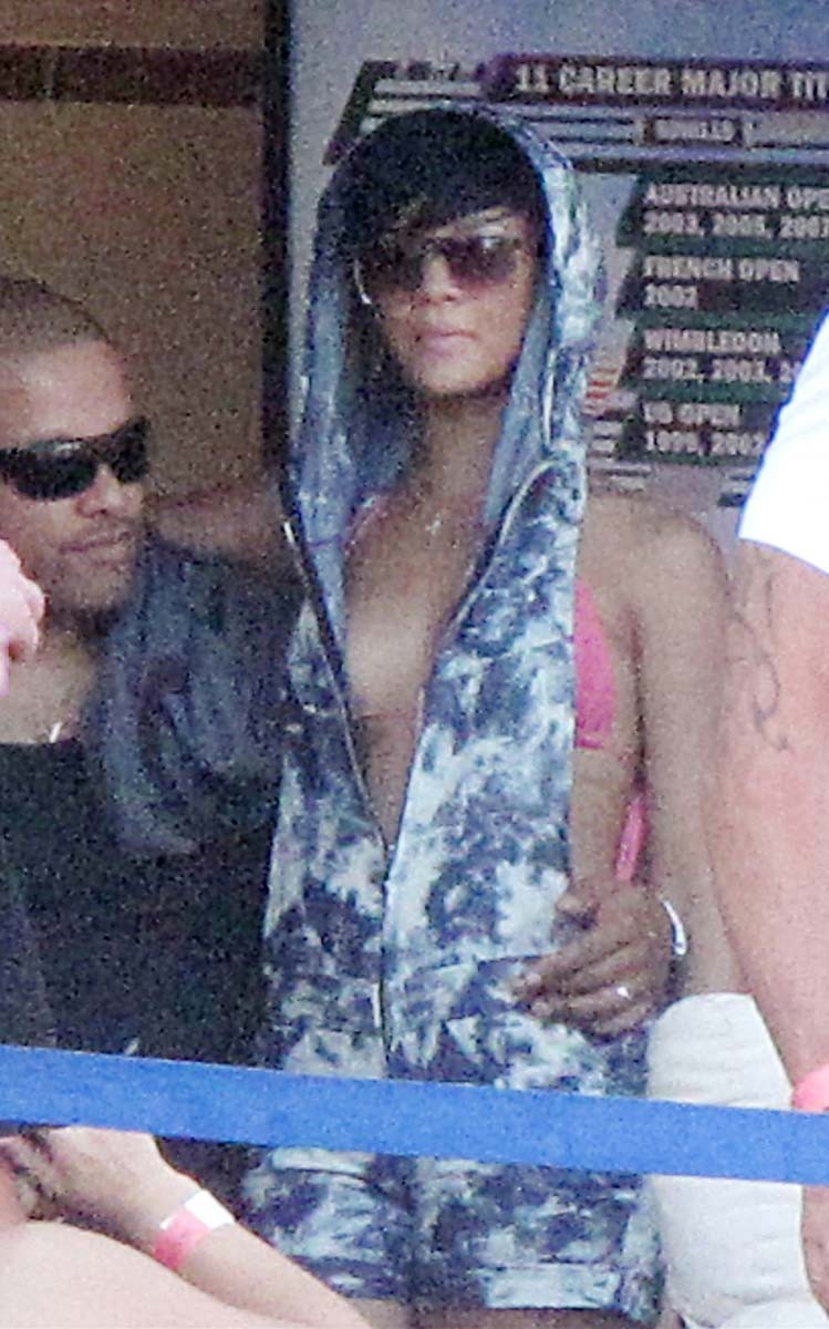 Rihanna bedeckt ihre nackten Ebenholz-Titten mit Gips
 #75390108