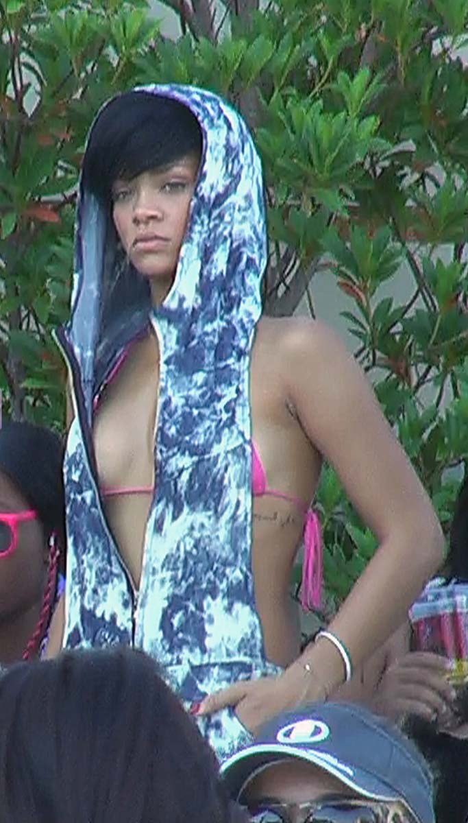 Rihanna bedeckt ihre nackten Ebenholz-Titten mit Gips
 #75390121