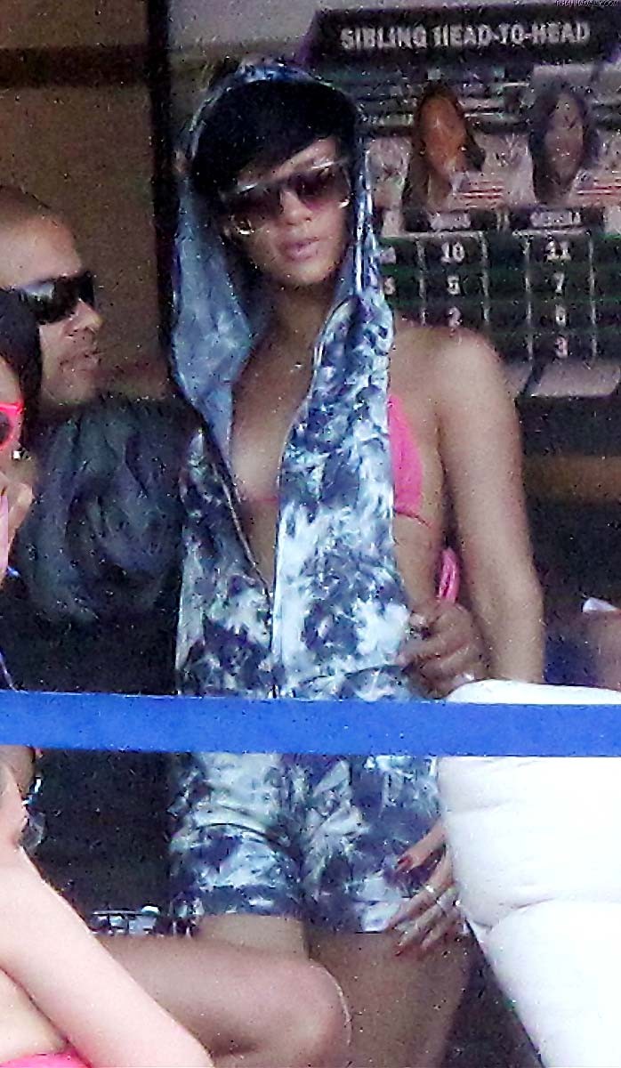 Rihanna bedeckt ihre nackten Ebenholz-Titten mit Gips
 #75390128
