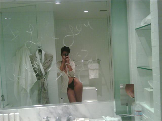 Rihanna bedeckt ihre nackten Ebenholz-Titten mit Gips
 #75390141